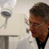 Andrea Marzullo, professore associato di Anatomia Patologica e fautore del progetto, ci mostra alcuni tavoli dove sono poggiati numerosi barattoli contenenti organi malati